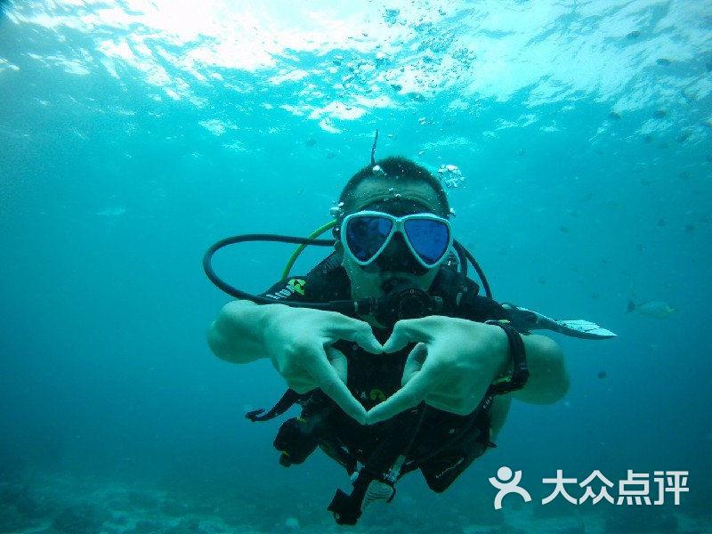 七十多岁的老人和年轻人比起来干活毫不逊色？游戏画面